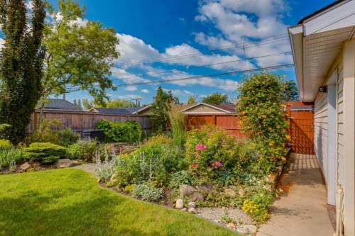 228 Maple Court Crescent Se, Calgary, AB - Outdoor