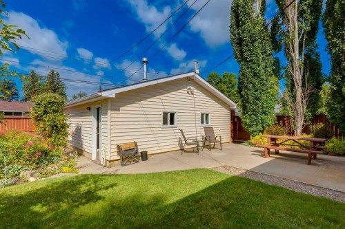 228 Maple Court Crescent Se, Calgary, AB - Outdoor
