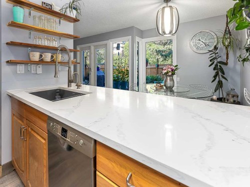 5-93 Grier Place Ne, Calgary, AB - Indoor Photo Showing Kitchen