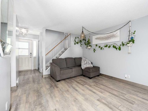 5-93 Grier Place Ne, Calgary, AB - Indoor Photo Showing Living Room