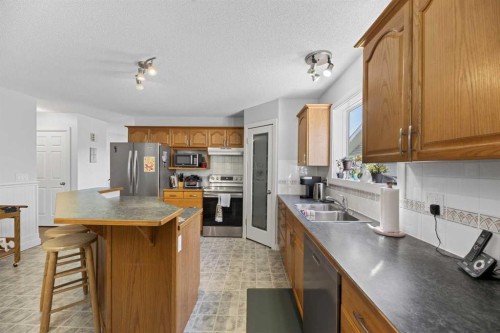 1514 Mary Place, Didsbury, AB - Indoor Photo Showing Kitchen With Double Sink