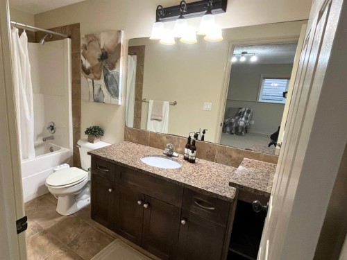 226 Gateway Manor South, Lethbridge, AB - Indoor Photo Showing Bathroom