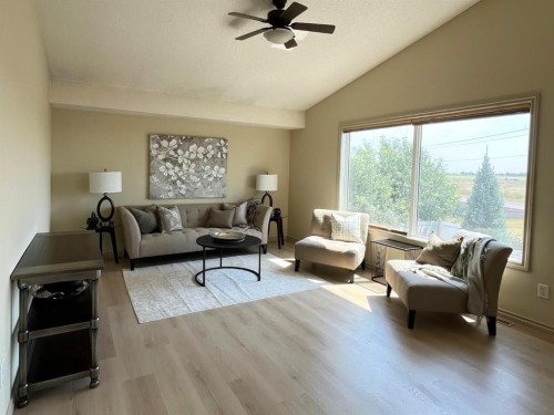 226 Gateway Manor South, Lethbridge, AB - Indoor Photo Showing Living Room