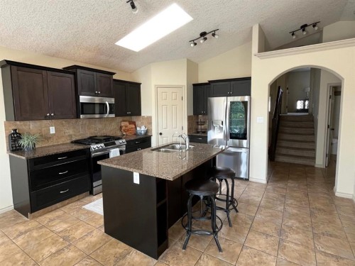 226 Gateway Manor South, Lethbridge, AB - Indoor Photo Showing Kitchen With Stainless Steel Kitchen With Double Sink