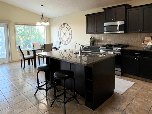 226 Gateway Manor South, Lethbridge, AB - Indoor Photo Showing Kitchen With Double Sink