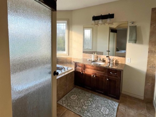 226 Gateway Manor South, Lethbridge, AB - Indoor Photo Showing Bathroom