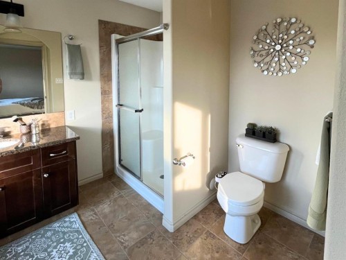 226 Gateway Manor South, Lethbridge, AB - Indoor Photo Showing Bathroom