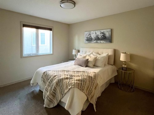 226 Gateway Manor South, Lethbridge, AB - Indoor Photo Showing Bedroom