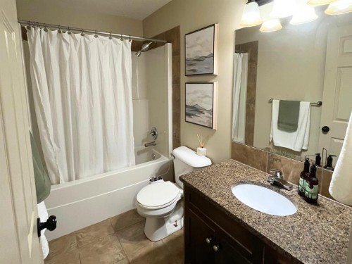 226 Gateway Manor South, Lethbridge, AB - Indoor Photo Showing Bathroom