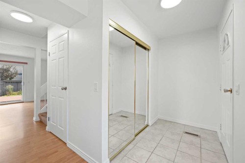 605-6223 31 Avenue Nw, Calgary, AB - Indoor Photo Showing Other Room