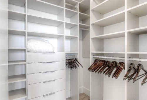 807-46 9 Street Ne, Calgary, AB - Indoor With Storage