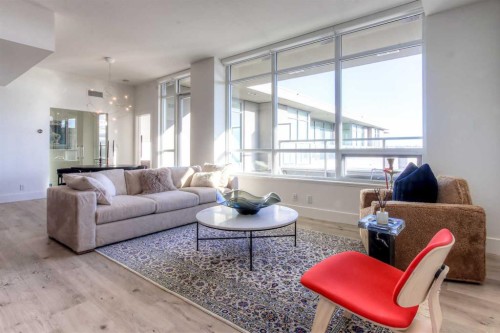 807-46 9 Street Ne, Calgary, AB - Indoor Photo Showing Living Room