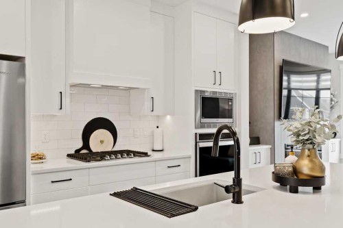 138 Discovery Drive Sw, Calgary, AB - Indoor Photo Showing Kitchen