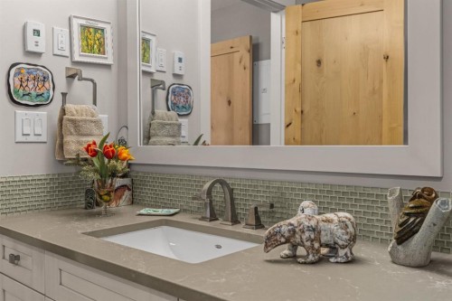 102-707 Spring Creek Drive, Canmore, AB - Indoor Photo Showing Bathroom