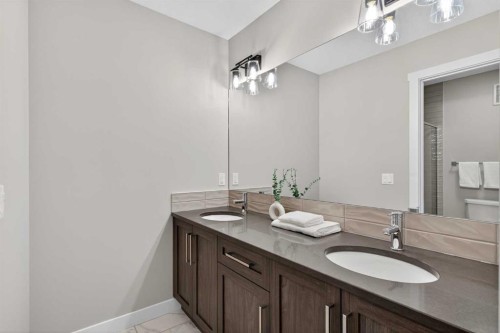 120 Southbow Avenue, Cochrane, AB - Indoor Photo Showing Bathroom