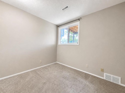 129 Oaktree Lane Sw, Calgary, AB 