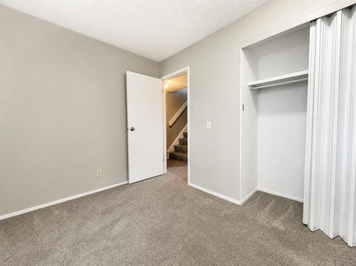 129 Oaktree Lane Sw, Calgary, AB 