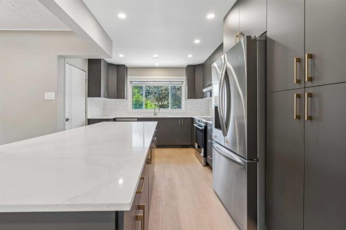 4319 19 Street Nw, Calgary, AB - Indoor Photo Showing Kitchen With Upgraded Kitchen