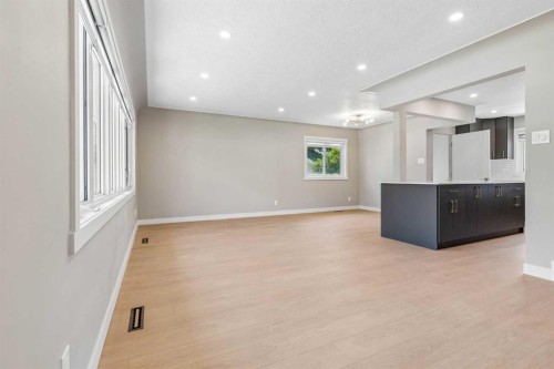 4319 19 Street Nw, Calgary, AB - Indoor