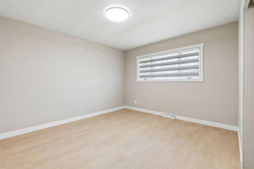 4319 19 Street Nw, Calgary, AB - Indoor Photo Showing Other Room