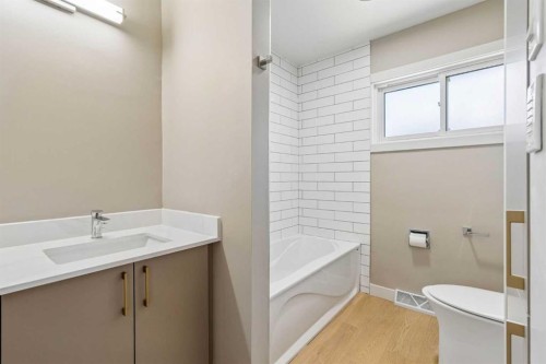4319 19 Street Nw, Calgary, AB - Indoor Photo Showing Bathroom