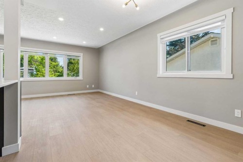 4319 19 Street Nw, Calgary, AB - Indoor Photo Showing Other Room