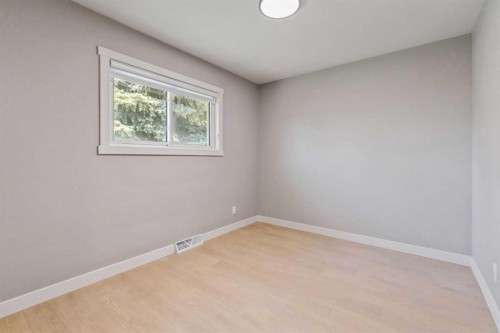 4319 19 Street Nw, Calgary, AB - Indoor Photo Showing Other Room