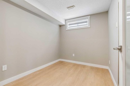 4319 19 Street Nw, Calgary, AB - Indoor Photo Showing Other Room
