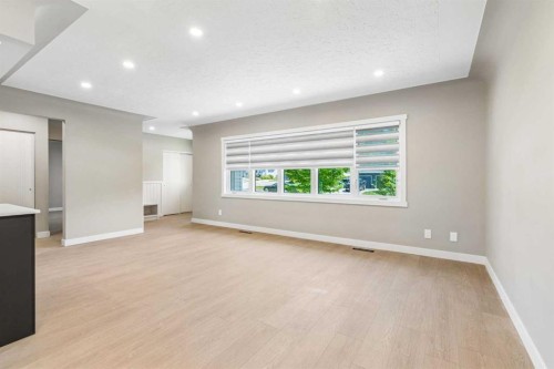 4319 19 Street Nw, Calgary, AB - Indoor Photo Showing Other Room