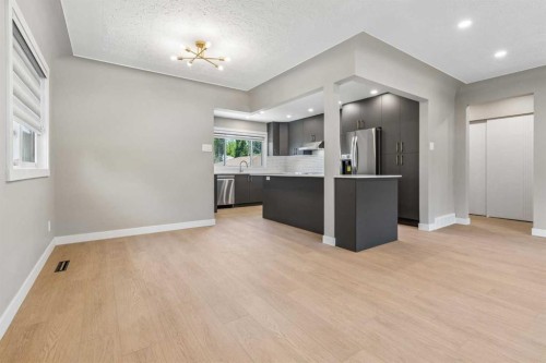 4319 19 Street Nw, Calgary, AB - Indoor Photo Showing Kitchen With Upgraded Kitchen