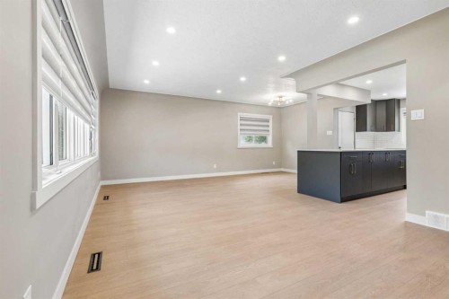 4319 19 Street Nw, Calgary, AB - Indoor Photo Showing Other Room