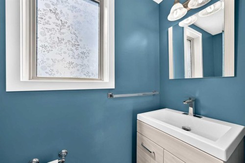 98 Panamount Villas Nw, Calgary, AB - Indoor Photo Showing Bathroom