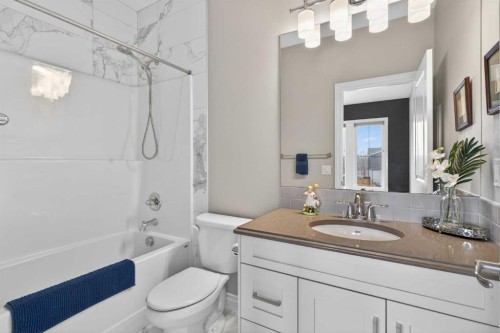 73 Rockyvale Green Nw, Calgary, AB - Indoor Photo Showing Bathroom
