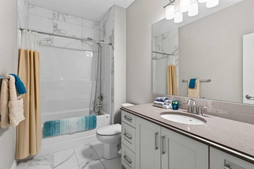 73 Rockyvale Green Nw, Calgary, AB - Indoor Photo Showing Bathroom