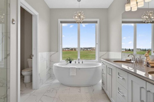 73 Rockyvale Green Nw, Calgary, AB - Indoor Photo Showing Bathroom