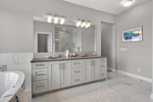 73 Rockyvale Green Nw, Calgary, AB - Indoor Photo Showing Bathroom