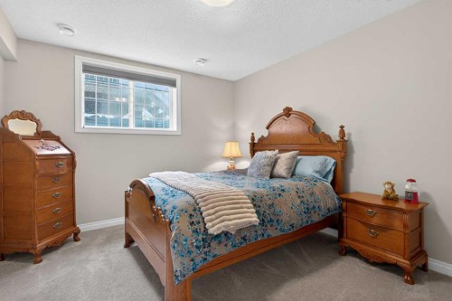 73 Rockyvale Green Nw, Calgary, AB - Indoor Photo Showing Bedroom