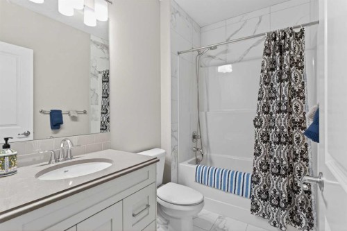 73 Rockyvale Green Nw, Calgary, AB - Indoor Photo Showing Bathroom