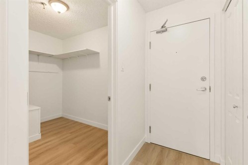 101-930 18 Avenue Sw, Calgary, AB - Indoor Photo Showing Other Room