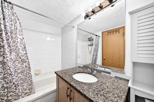 3628 Catalina Boulevard Ne, Calgary, AB - Indoor Photo Showing Bathroom