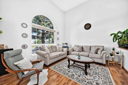 3628 Catalina Boulevard Ne, Calgary, AB - Indoor Photo Showing Living Room