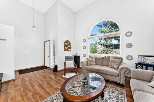 3628 Catalina Boulevard Ne, Calgary, AB - Indoor Photo Showing Living Room
