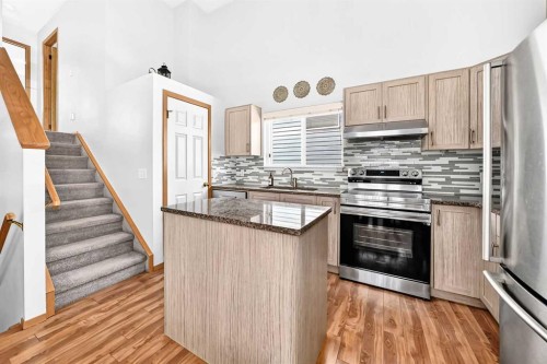 3628 Catalina Boulevard Ne, Calgary, AB - Indoor Photo Showing Kitchen