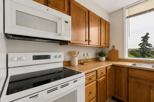 401-145 Point Drive Nw, Calgary, AB - Indoor Photo Showing Kitchen