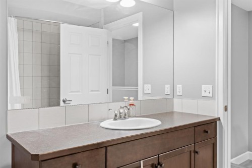 52 Windstone Green Sw, Airdrie, AB - Indoor Photo Showing Bathroom