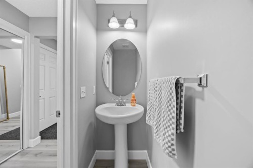 52 Windstone Green Sw, Airdrie, AB - Indoor Photo Showing Bathroom