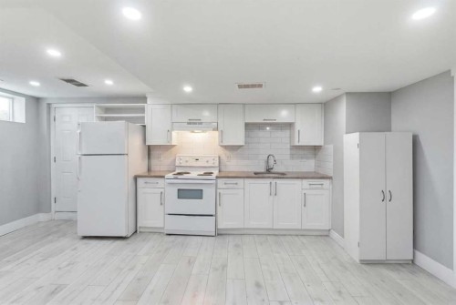99 Pinecliff Close, Calgary, AB - Indoor Photo Showing Kitchen
