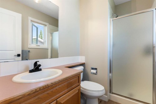 34 West Mcmanus Road, Cochrane, AB - Indoor Photo Showing Bathroom