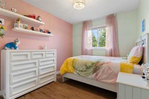 34 West Mcmanus Road, Cochrane, AB - Indoor Photo Showing Bedroom