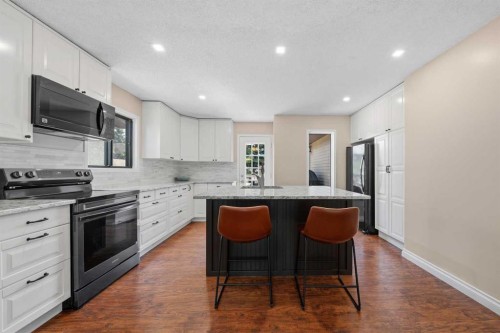71 Riverglen Crescent Se, Calgary, AB - Indoor Photo Showing Kitchen With Upgraded Kitchen
